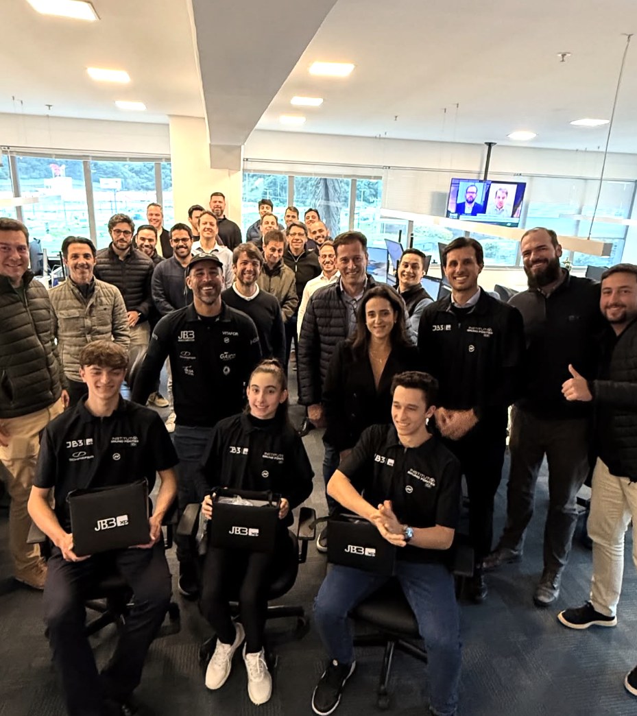 Atletas, diretoria e equipe da JB3 na apresentação do Instituto