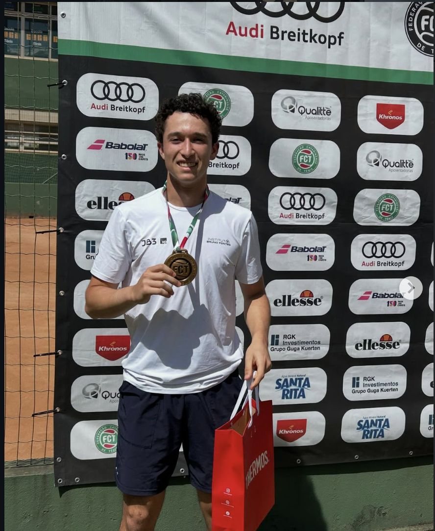 Bernardo Galvão com medalha em torneio