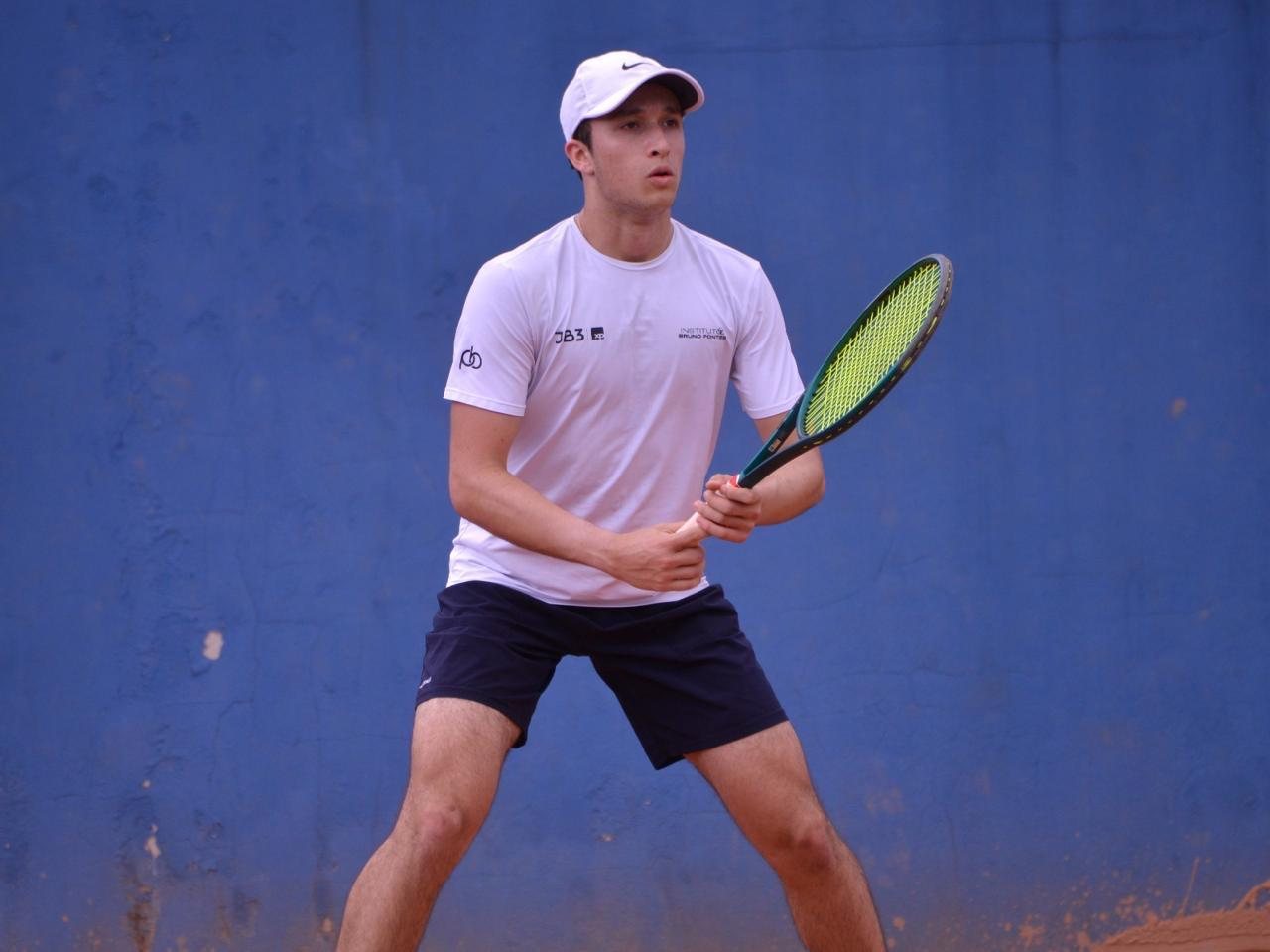 Bernardo Galvão em posição de espera na quadra, com a camisa do Instituto