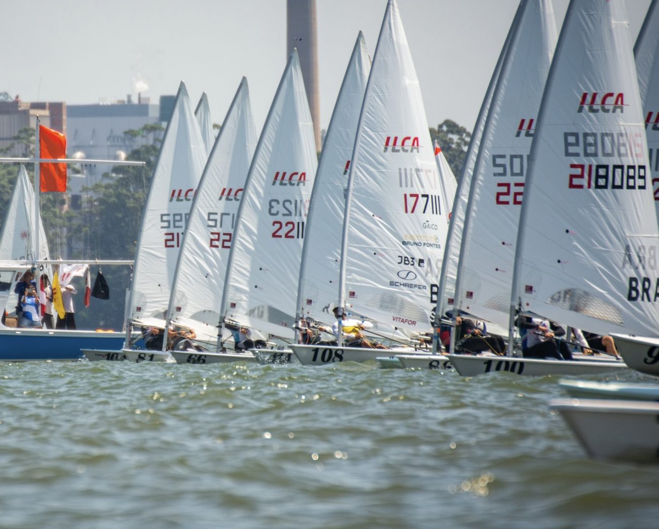 Bruno Fontes na largada de uma regata ILCA com a marca do Instituto Bruno Fontes na vela