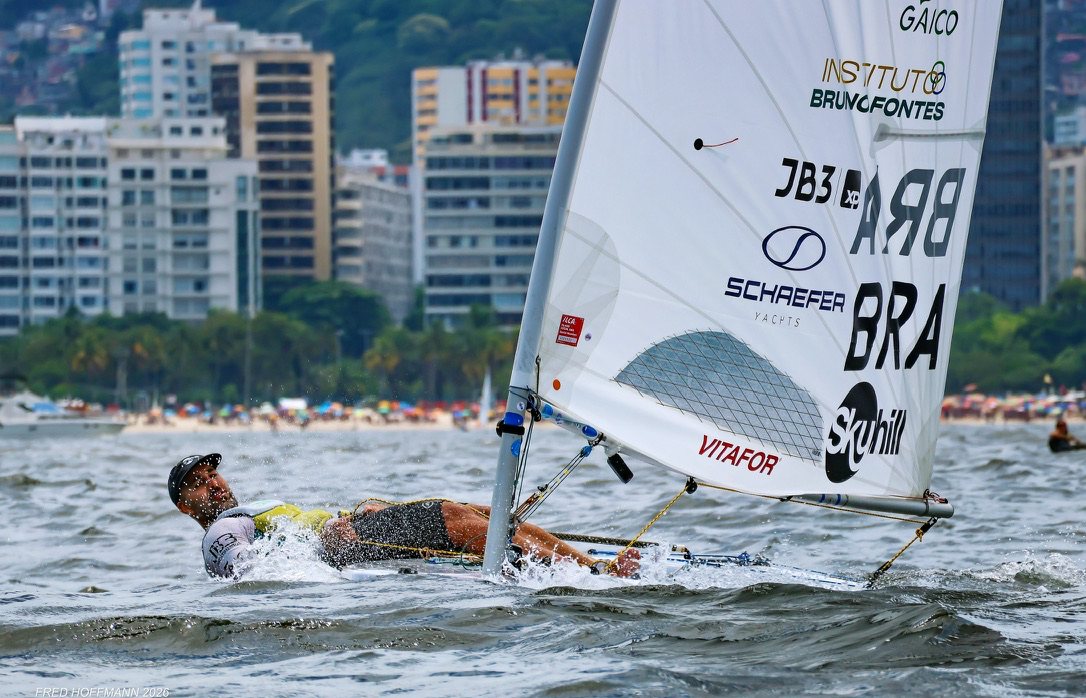 Bruno Fontes velejando ILCA 7 na Baía de Guanabara com a marca do Instituto Bruno Fontes na vela