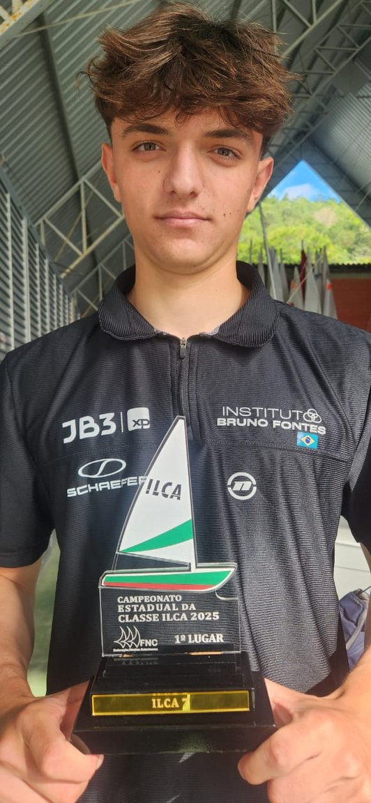 Davi Neves com troféu estadual