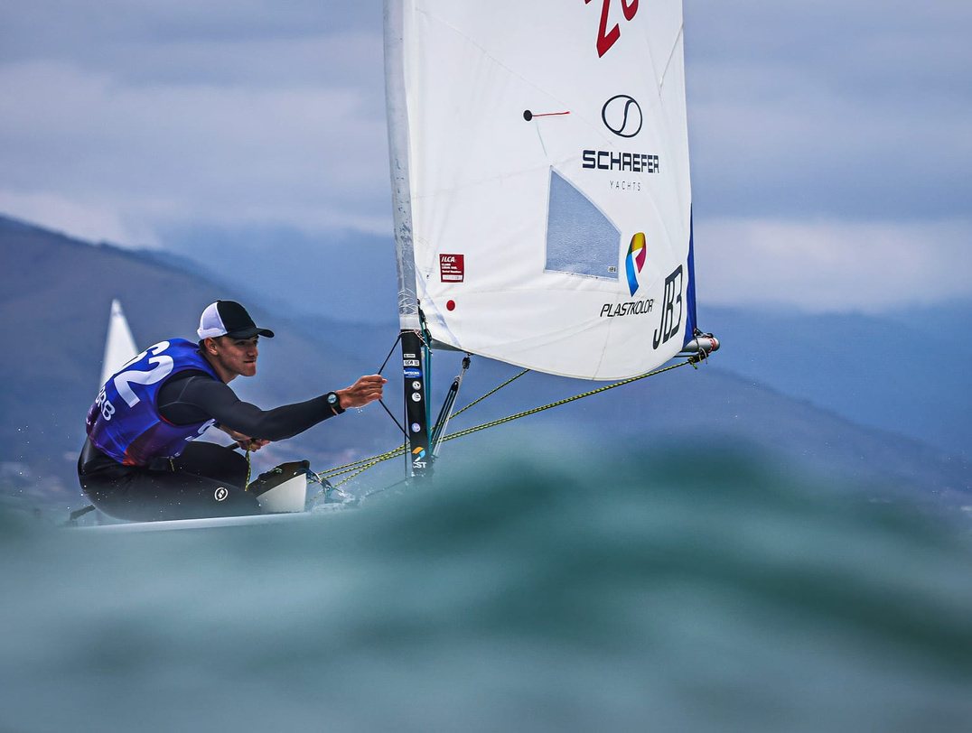 Davi Neves velejando em mar aberto