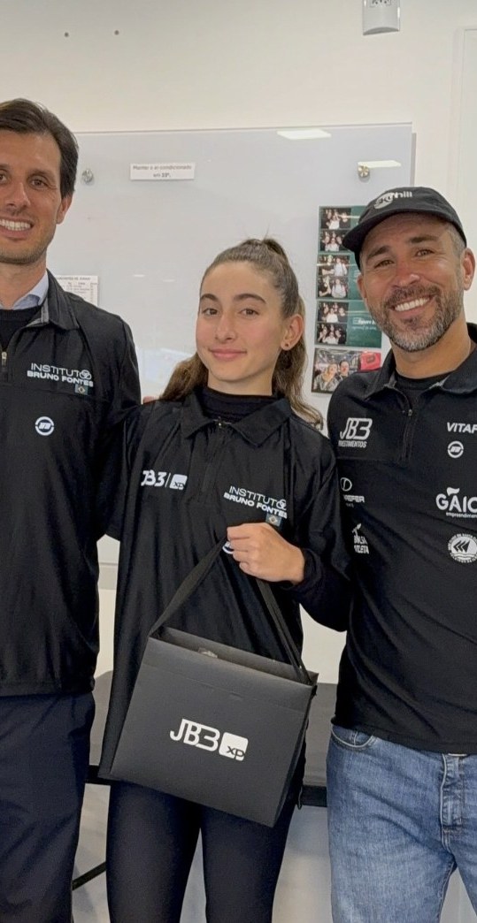 Martina Giménez com a camisa do Instituto Bruno Fontes na apresentação dos atletas, junho de 2025