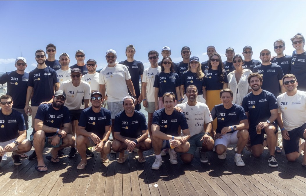 Equipe da JB3 Investimentos com camisetas do Instituto Bruno Fontes no píer do Veleiros da Ilha, após o Sailing Experience