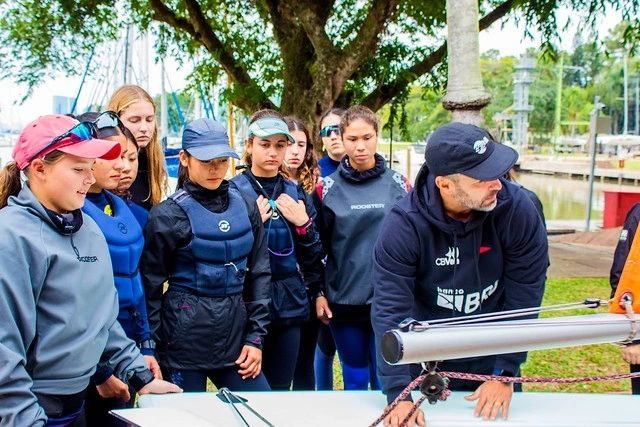 Bruno Fontes orientando um grupo de jovens velejadoras em clínica de vela